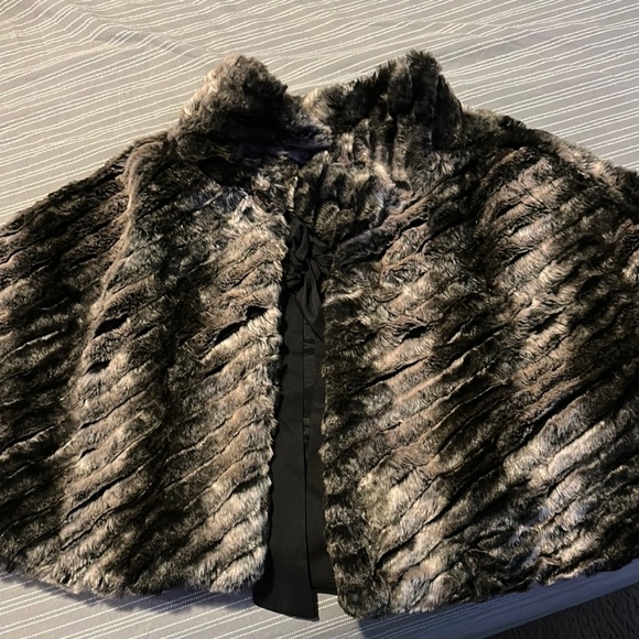 Alex Marie Black Faux Fur Cape - Picture 1 of 3